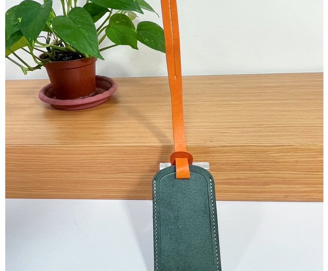 ハンドメイドレザー】第二世代トラベルタグ - オリーブグリーン