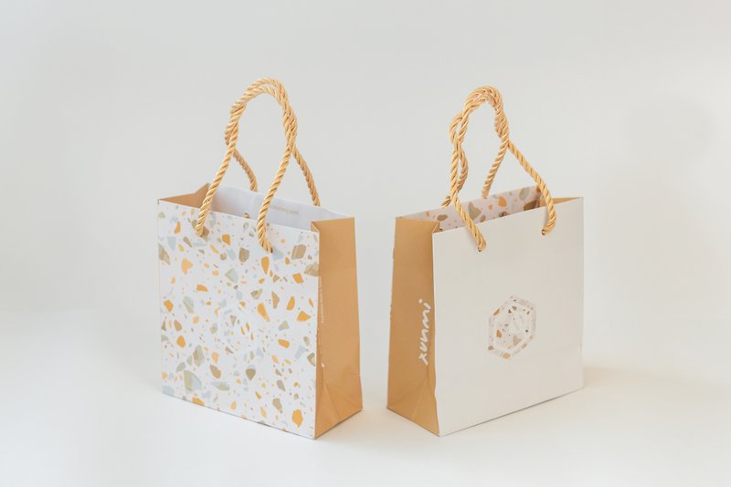 Special area for additional purchases l Stone paper bag. Honey two-pack gift box. Kraft paper bag. Raffia paper silk - กระเป๋าถือ - กระดาษ สีเงิน