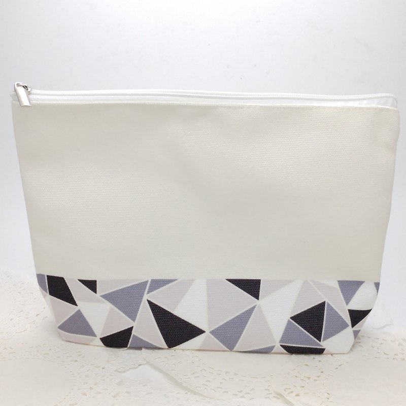 Mosaic Pattern Makeup Bag - Black and White color - กระเป๋าเครื่องสำอาง - วัสดุอื่นๆ สีดำ