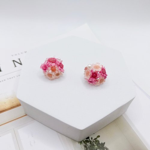 Floating Flowers - Ruo Meng.  Handmade real monogram flower resin earrings  / small Silver lily series - Shop Chi_handcraft Earrings & Clip-ons - Pinkoi