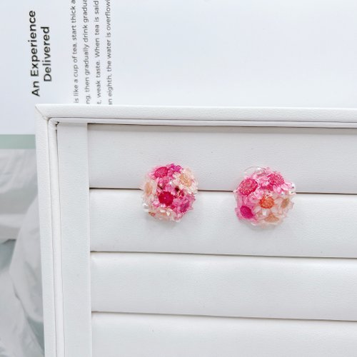 Floating Flowers - Ruo Meng.  Handmade real monogram flower resin earrings  / small Silver lily series - Shop Chi_handcraft Earrings & Clip-ons - Pinkoi