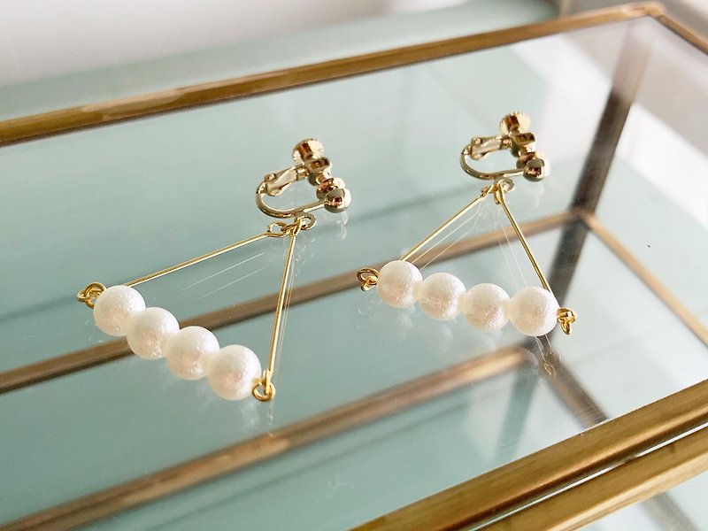 Shaking triangle, quadruple pearl beads, earrings / Clip-On - Earrings & Clip-ons - Plastic White