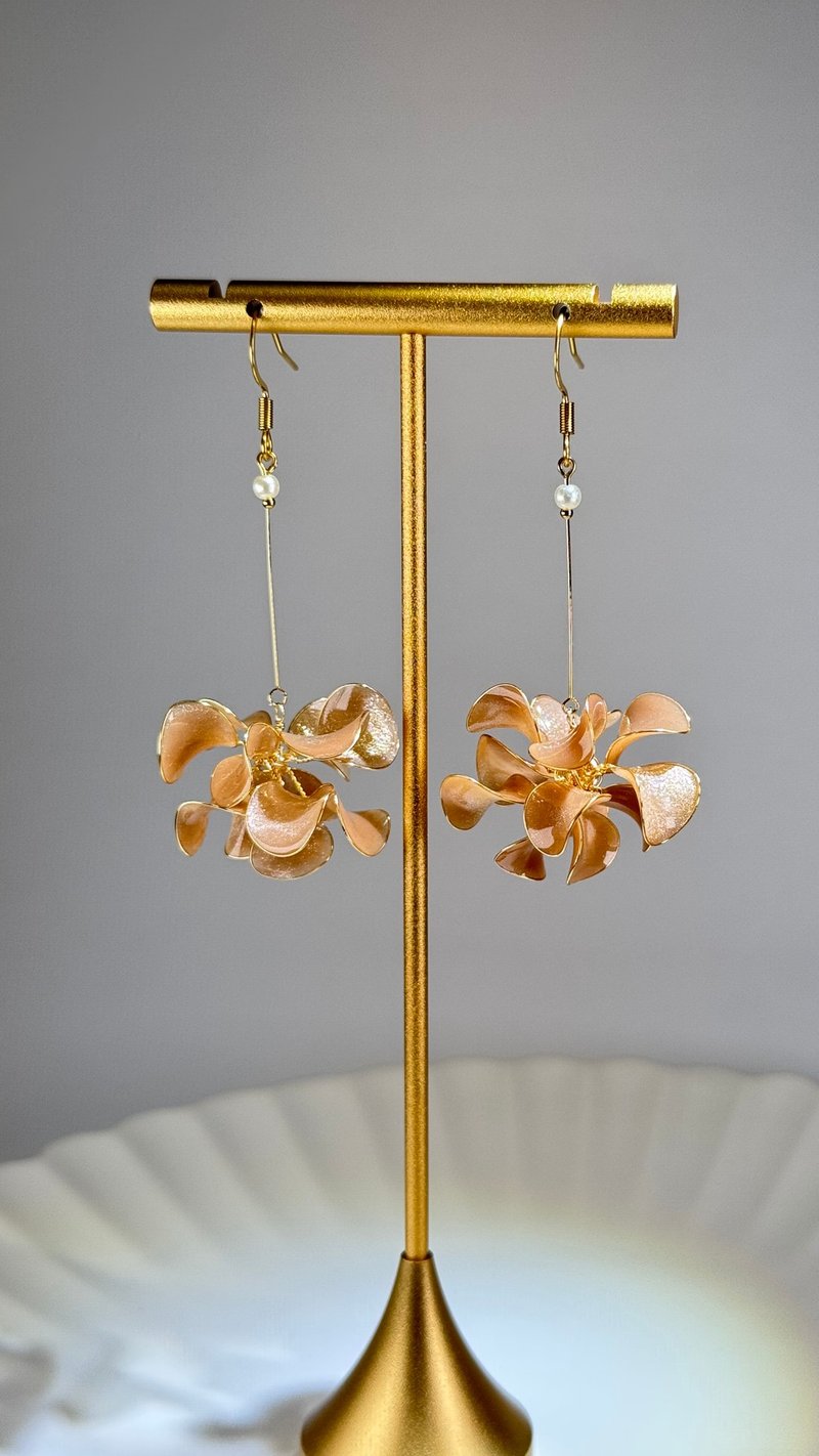 #008 Work No. 8 fluttering flower ball-desert skin gold handmade earrings [cindyandtong] - ต่างหู - เรซิน สีเหลือง