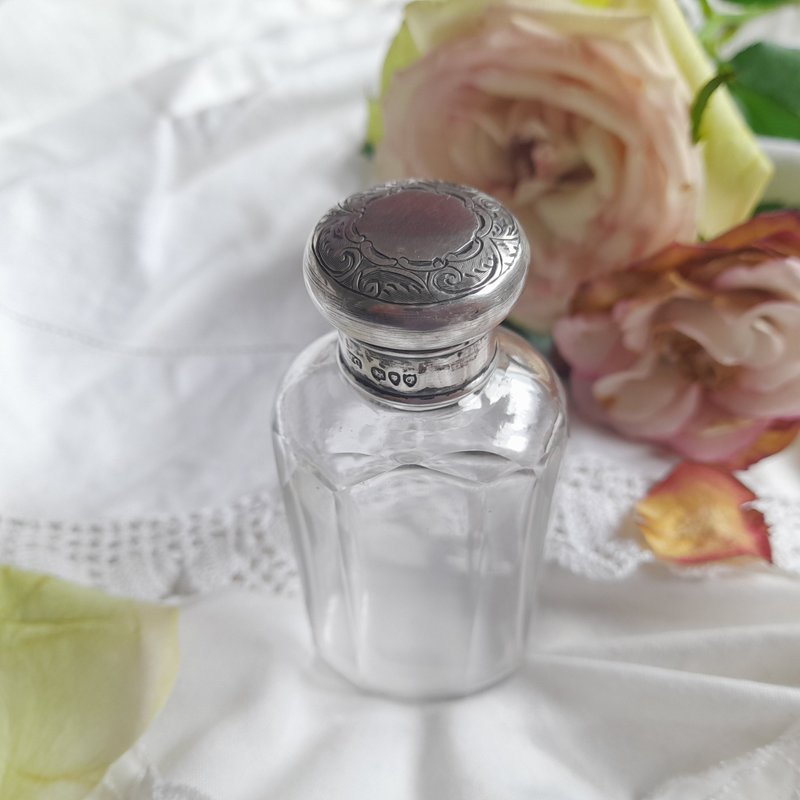 1891 Victorian hand-blown glass antique perfume essential oil bottle with Silver lid - น้ำหอม - แก้ว สีใส