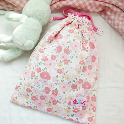 QQ rabbit 手工嬰幼兒精品 彌月禮盒 免費繡名字。粉彩木槿花-2色可選。束口袋 尿布袋 衣物袋