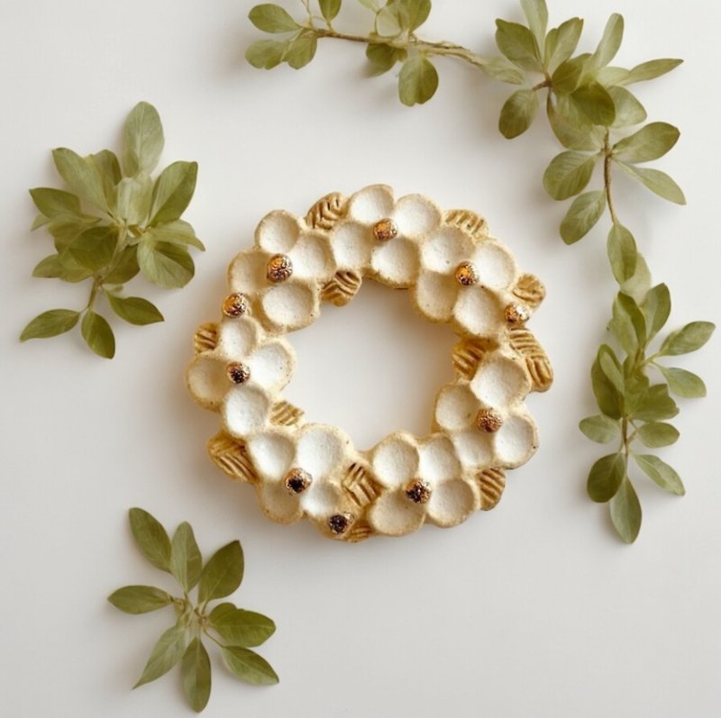 Ceramic brooch small flower crown:Wh - Brooches - Pottery White