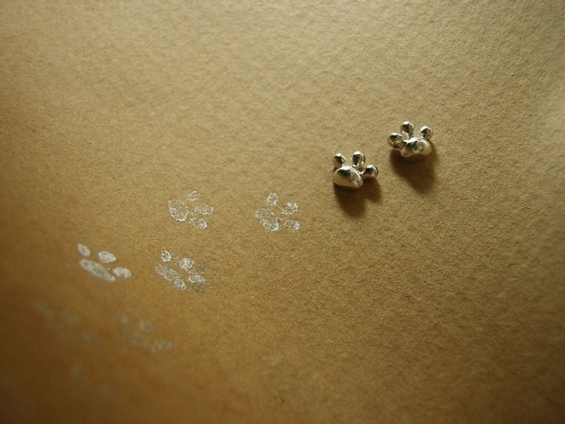 comewithmeow **  ( footstep paw cat silver earrings 貓 猫 足迹 肉垫 銀 穿孔耳环 ) - ピアス・イヤリング - スターリングシルバー シルバー