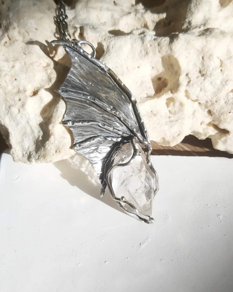 赫基蒙白水晶 龍翼金工手作設計墜子 - 項鍊 - 純銀 