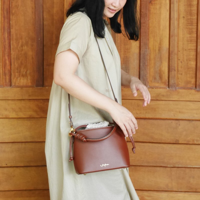皮包Fuji Bucket Bag - Espresso Brown 水桶包 泰國包 真皮斜背 - 束口袋/束口背包/水桶包 - 真皮 咖啡色