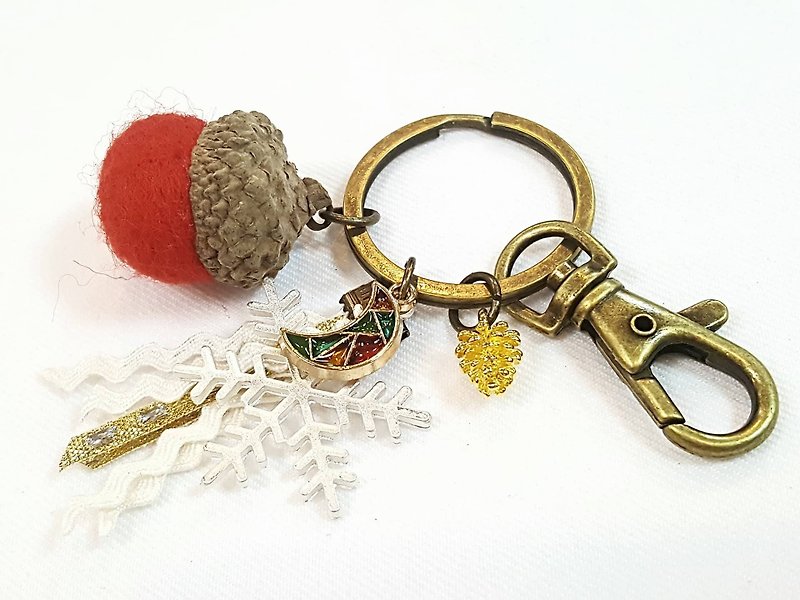 Paris*Le Bonheun. Forest of happiness. Merry Christmas. Christmas Eve. Wool felt acorns. Pine cone key ring charm - Keychains - Other Metals Red