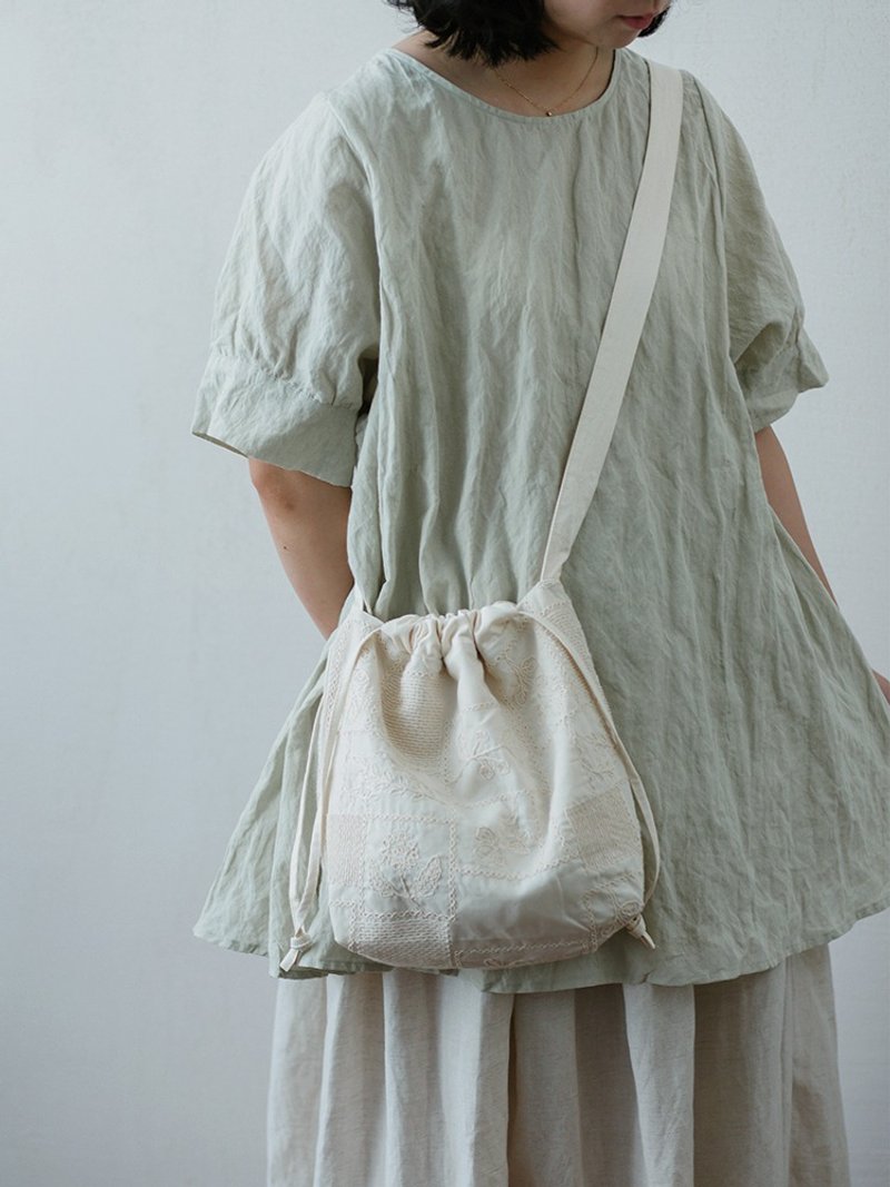 paleMoon | White embroidery patchwork shoulder bag messenger bag Japanese forest style cotton and linen bag casual small cloth bag - กระเป๋าแมสเซนเจอร์ - ผ้าฝ้าย/ผ้าลินิน 