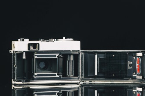 コニカ　フィルムカメラ(フィルム付) 中古】【保証付 】 コニカ KONICA C35 EF S/N 1232227（ケース