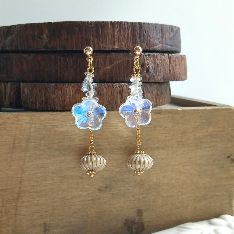 Aiyana Vintage Series Glazed Flower White Crystal Vintage Bead Earrings-Ear Pins/ Clip-On - ต่างหู - กระจกลาย ขาว