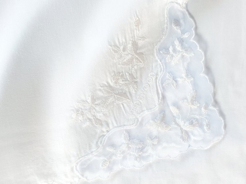 WEDGWOOD Vintage Handkerchief Floral White 19 x 19 inches - 手帕 - 棉．麻 卡其色