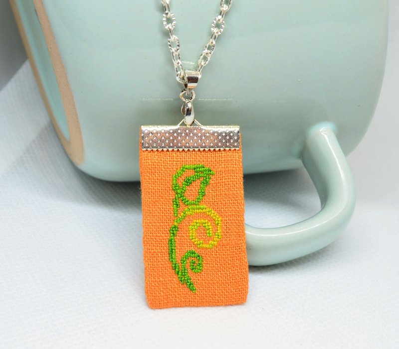 グリーン リーフリネンペンダント、クロスステッチ オレンジ ネックレス - ネックレス - フラックス オレンジ