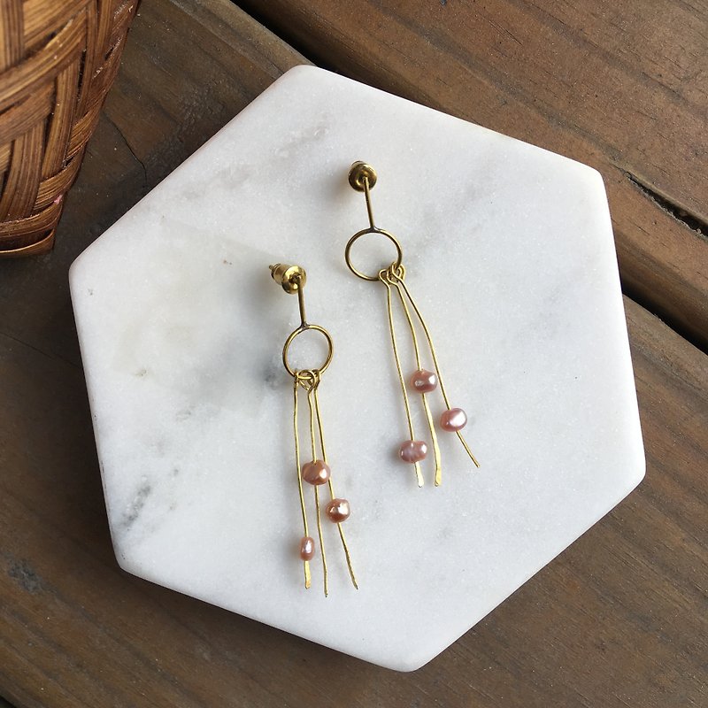 Travelin forests groceries pearl earrings Bronze needle Clip-On/ drizzle - Earrings & Clip-ons - Pearl Pink