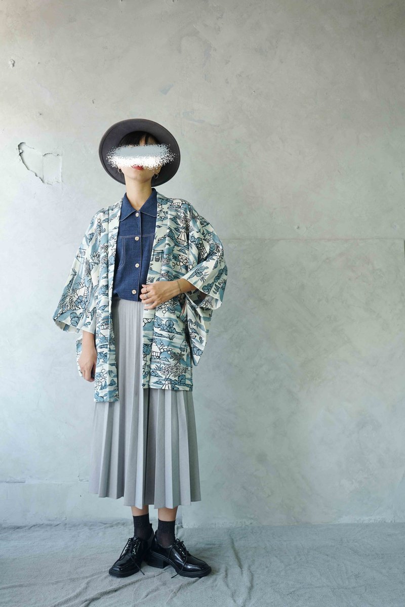 尋寶古著-天空藍山中茶屋手繪印花日本羽織和服 - 女大衣/外套 - 絲．絹 藍色