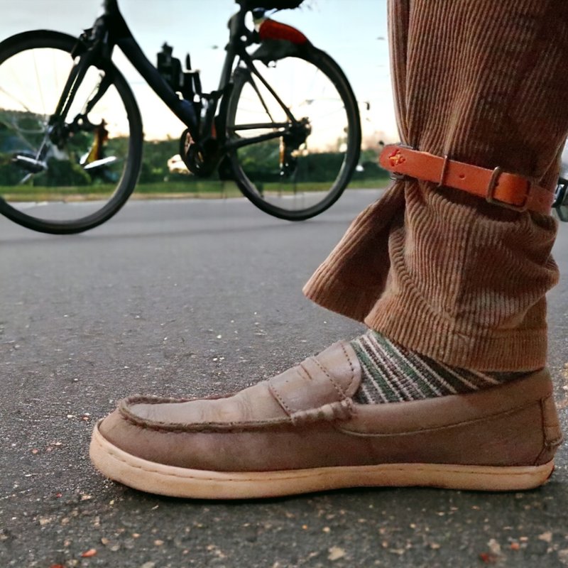 Perfect for commuting by bicycle | Ankle belt to prevent dirt and entanglement / Japanese leather products / ac-40 / [Customizable gift] - จักรยาน - หนังแท้ สีส้ม