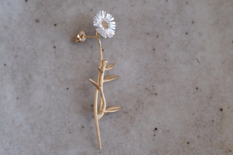 Mexican fleabane motif pierced earring - ต่างหู - โลหะ สีทอง