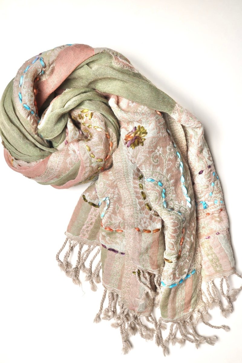 [Christmas Gift Box] Cashmere boiled wool hand-embroidered scarf shawl pink and green patchwork yarn sheer yarn joining - ผ้าพันคอถัก - ขนแกะ สึชมพู