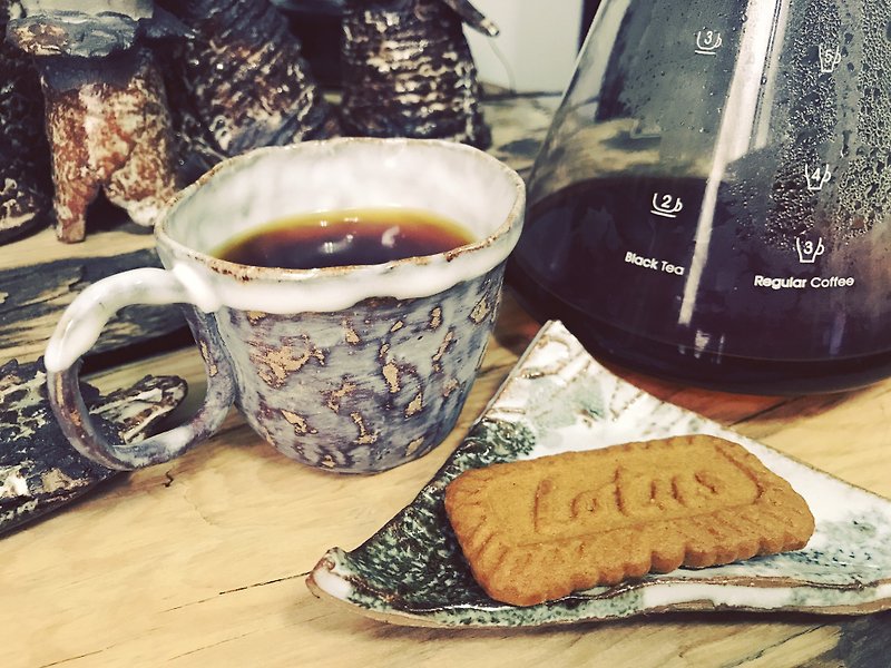 Old things-coffee cup (small) + small triangle saucer - แก้วมัค/แก้วกาแฟ - ดินเผา ขาว