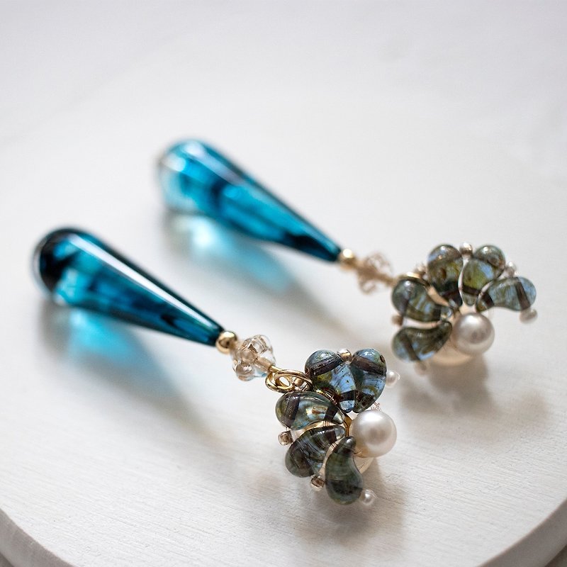 【SAPPHIRE BLUE】 CRESCENT。Pearl Earrings - Earrings & Clip-ons - Copper & Brass Blue