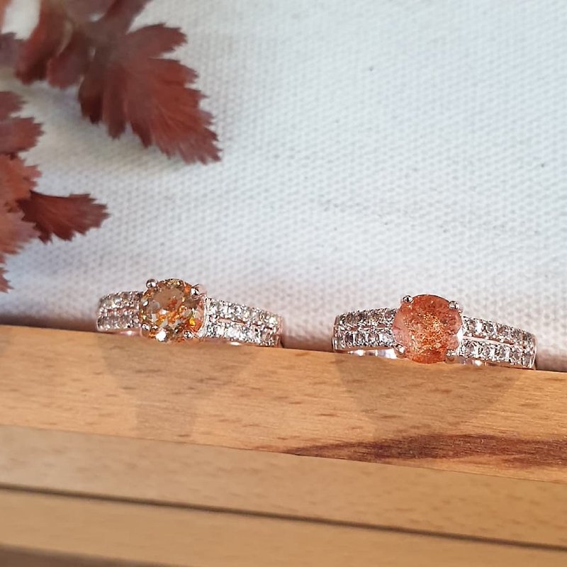 Sun stone ring decorated with white topaz 2 rows - 戒指 - 純銀 