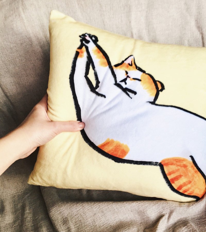 Stretching cat's square short plush pillow - หมอน - เส้นใยสังเคราะห์ สีเหลือง