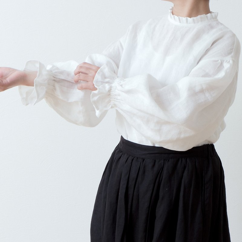 The tuck frilled collar is elegant. Also suitable for ceremonies. Back walnut button gathered sleeve Linen blouse/off-white - Women's Shirts - Cotton & Hemp White