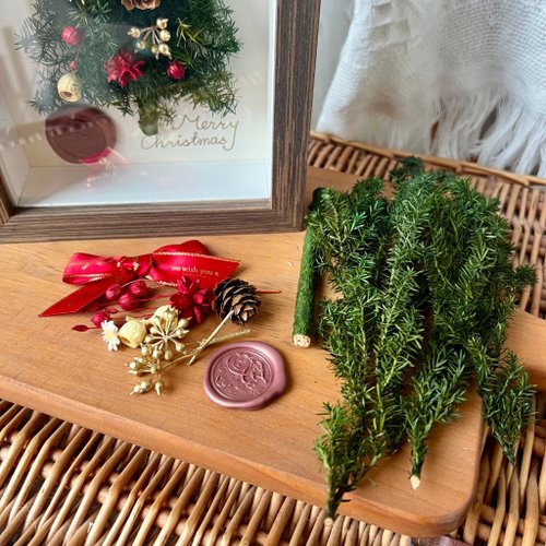 67.クリスマス アート作品 フレーム付き クリスマスマーケット】リース刺繍絵画｜明るい色の無垢材