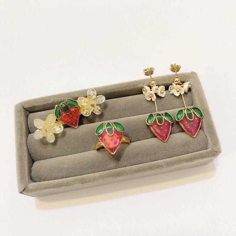 Strawberry earrings Clip-On hairpin ring hand made dry flower Japanese resin real flower - Earrings & Clip-ons - Resin Red