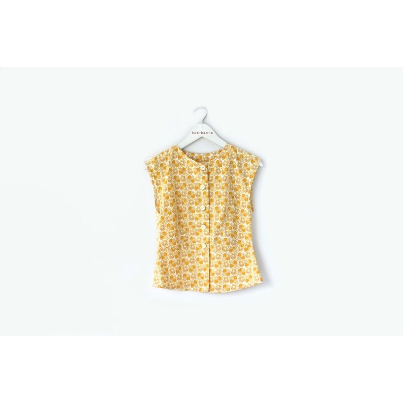 Yellow flower lover pattern sleeveless out waist - 女上衣/長袖上衣 - 棉．麻 黃色