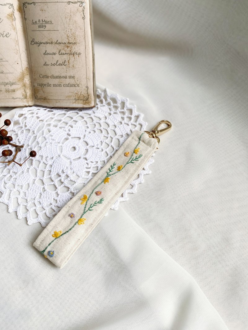 【芳小姐手作】刺繡一座小花園雙面手機掛繩掛帶 - 手機掛繩/背帶 - 棉．麻 多色