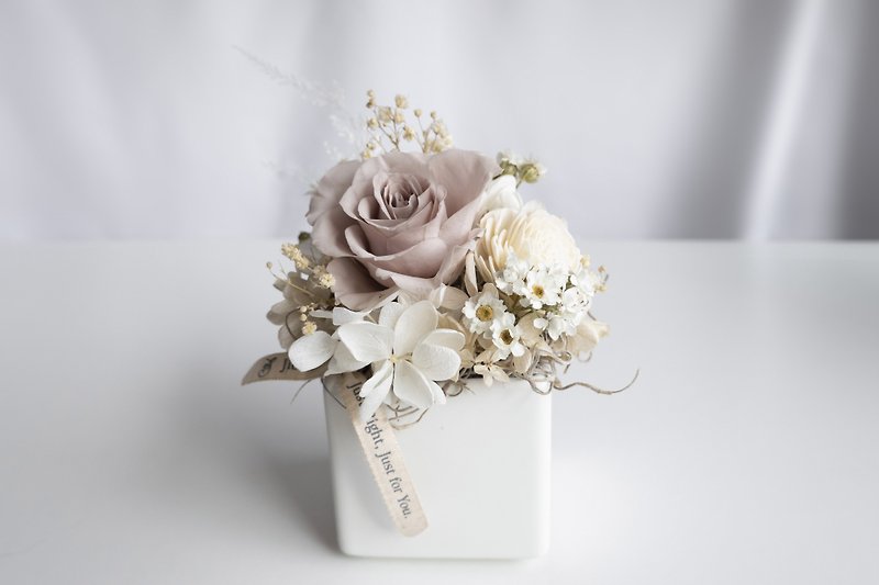 永生花玫瑰桌花 - 白色系 情人節 紀念日 生日 禮物 慶祝 擺飾 - 乾花/永生花 - 植物．花 白色
