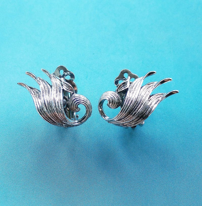 Vintage Jewelry 西洋古董飾品 銀色調 羽毛翅膀 夾式耳環 - Earrings & Clip-ons - Other Metals Silver