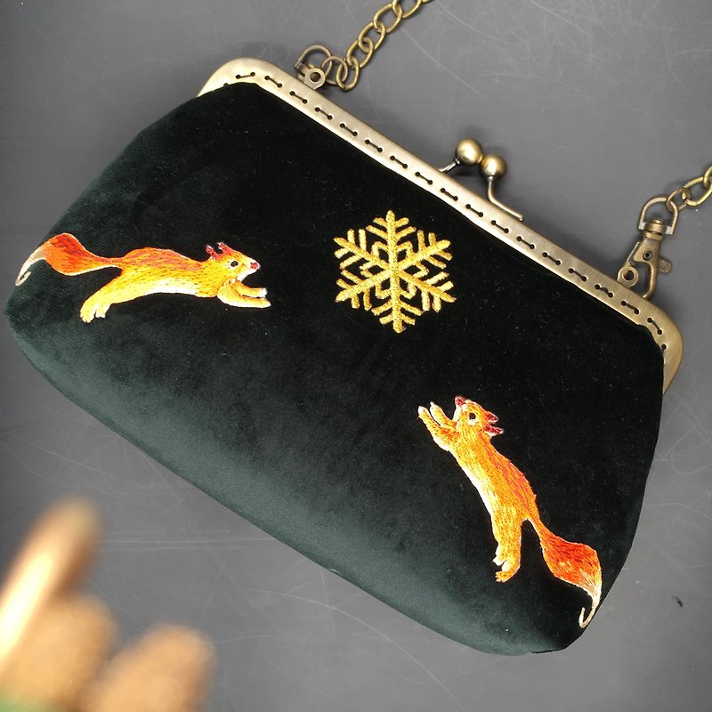 元森手作&MUFAN 刺繡聖誕松鼠墨綠色天鵝絨口金包 - 側背包/斜背包 - 其他人造纖維 綠色