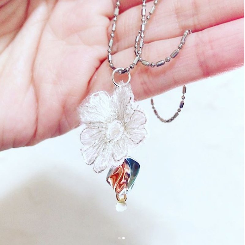 White k colorful crystal lace flower elegant necklace / handmade - สร้อยคอ - วัสดุอื่นๆ หลากหลายสี