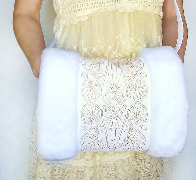 Fur Muff CLUTCH BAG for Bride . White Wedding Hand Accessory . Embroidery Boho - กระเป๋าคลัทช์ - วัสดุอื่นๆ ขาว