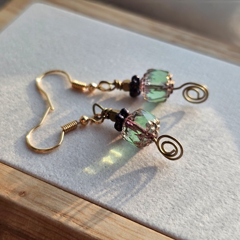 Czech glass beads brass earrings - Earrings & Clip-ons - Other Metals Green