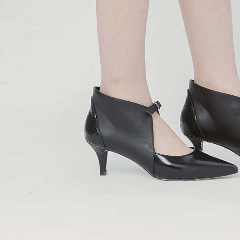 Instep digging small button head pointed leather low heel shoes black - รองเท้าส้นสูง - หนังแท้ สีดำ