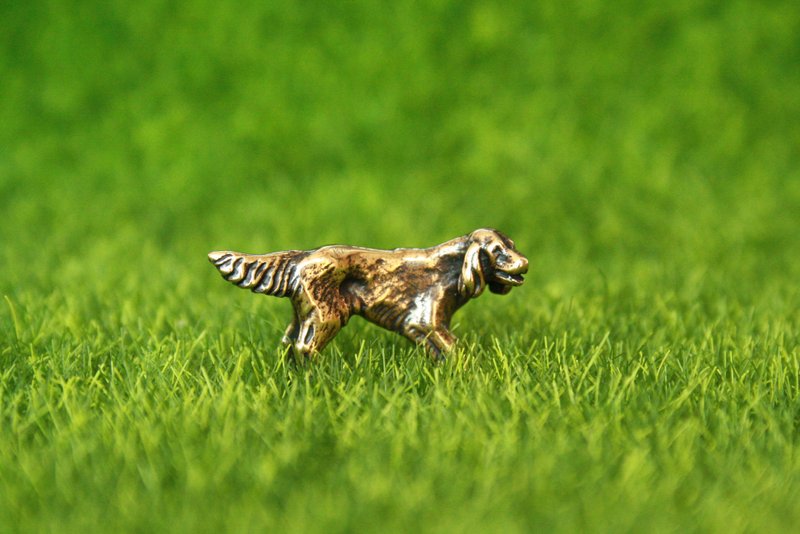 Tiny Setter dog - miniature statuette of bronze, metal figurine - ของวางตกแต่ง - ทองแดงทองเหลือง 