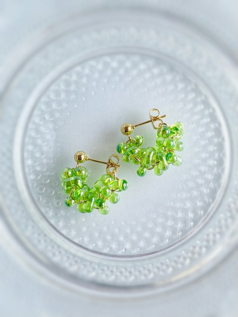 チェコビーズのフープピアス/ファルファーレ/フープピアス/18kgp/ビーズ/アレルギー対応/チェコビーズ/ペリドットスフィンクス - 耳環/耳夾/耳骨夾 - 玻璃 綠色