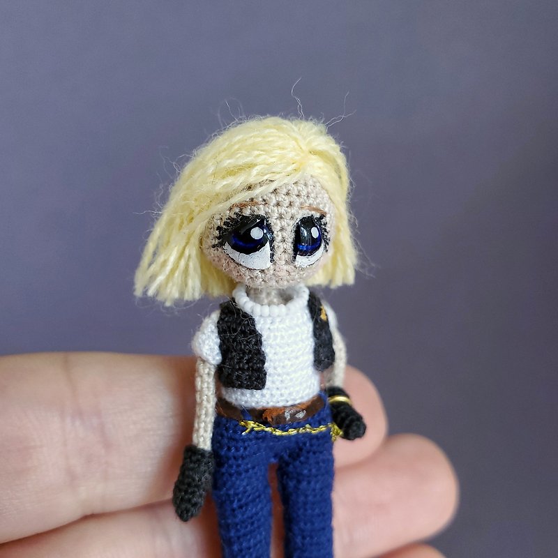 Miniature stuffed doll. Keychain. Android. Tiny crocheted doll. Microtoysby - ที่ห้อยกุญแจ - ผ้าฝ้าย/ผ้าลินิน สีน้ำเงิน