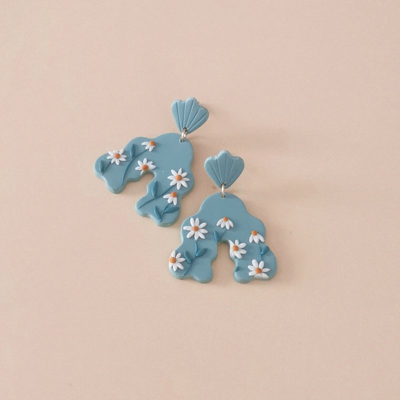 bi natural //Small fresh small daisy wavy arch-shaped handmade soft ceramic earrings - ต่างหู - ดินเหนียว สีใส