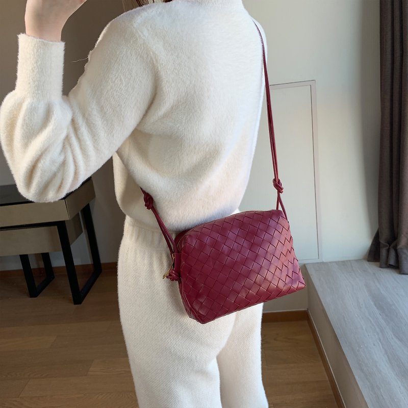 Sheepskin Woven Arc Cute Bento Bag [Rose Red] - กระเป๋าแมสเซนเจอร์ - หนังแท้ สีแดง