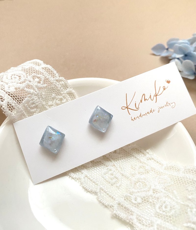 Icy Blue-Gray Cold Moon Soft Light Geometric Earrings・Serene Light Series II - ต่างหู - สแตนเลส สีน้ำเงิน