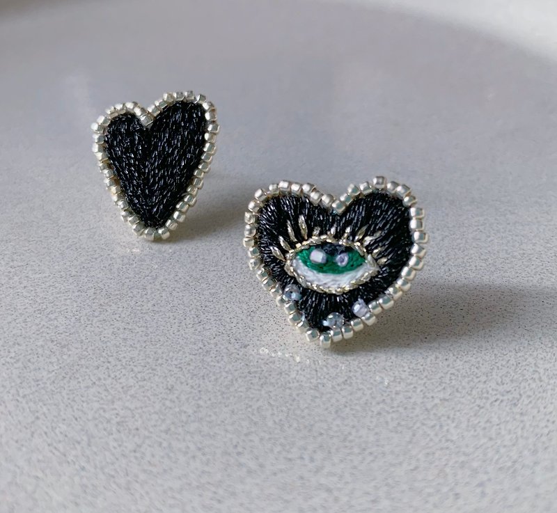Twin Hearts Eyes Embroidered Earrings - ต่างหู - ผ้าฝ้าย/ผ้าลินิน สีดำ