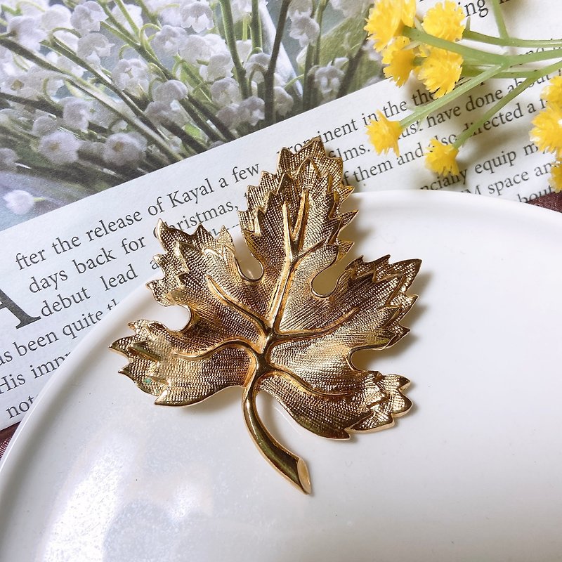 [Western antique jewelry] filigree alluvial gold Canadian maple leaf textured delicate textured badge brooch - เข็มกลัด - เครื่องประดับ สีทอง