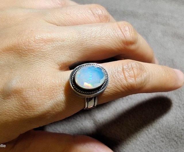 オパールの手作りシルバーリング ネパールで手作りされた天然 3.5 カラット ファセット オパール 925