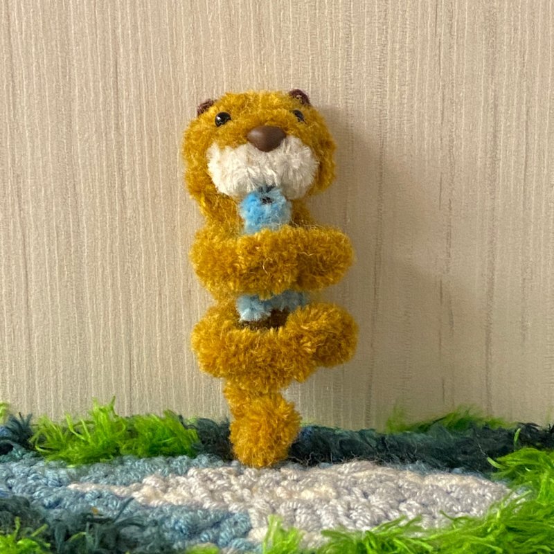 Eurasian Otter Fishing and Eating 9cm - Hair Root Twisting Stick Handmade/Doll Pet - ตุ๊กตา - วัสดุอื่นๆ สีนำ้ตาล